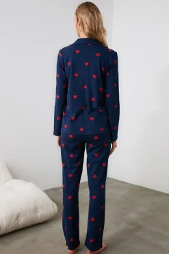 Conjunto de pijama camiseiro azul marinho com corações