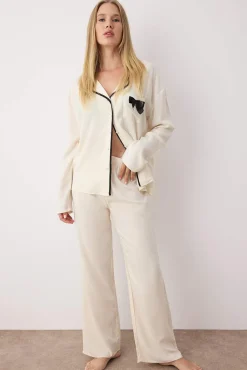 Conjunto de pijama camiseiro de viscose cru com vivo e laço