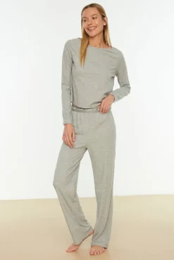 Conjunto de pijama canelado com detalhes em elástico e frase na cor cinza