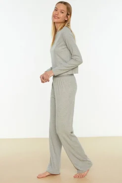 Conjunto de pijama canelado com detalhes em elástico e frase na cor cinza