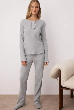 Conjunto de pijama cinza mesclado com meia carcela e babados