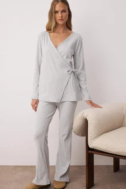 Conjunto de pijama cinza mesclado com gola cruzada e detalhe de laço