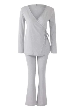 Conjunto de pijama cinza mesclado com gola cruzada e detalhe de laço