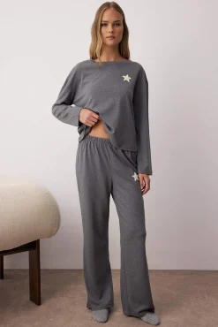 Conjunto de pijama com estrelas bordadas em antracite