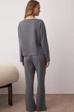 Conjunto de pijama com estrelas bordadas em antracite