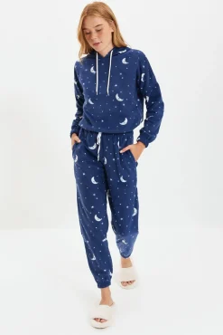Conjunto de pijama de inverno azul marinho com capuz e estampado de galáxia