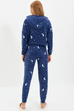 Conjunto de pijama de inverno azul marinho com capuz e estampado de galáxia