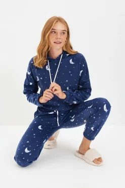 Conjunto de pijama de inverno azul marinho com capuz e estampado de galáxia