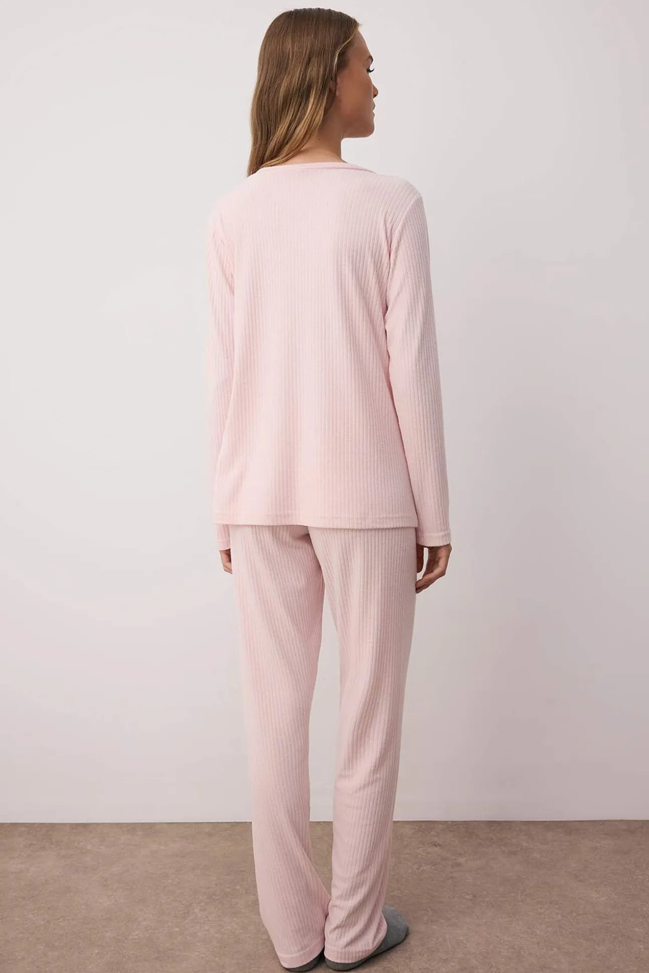 Conjunto de pijama de inverno em malha com gola em V rosa