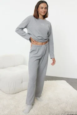 Conjunto de pijama de pelúcia cinza