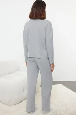 Conjunto de pijama de pelúcia cinza