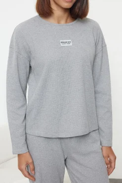 Conjunto de pijama de pelúcia cinza