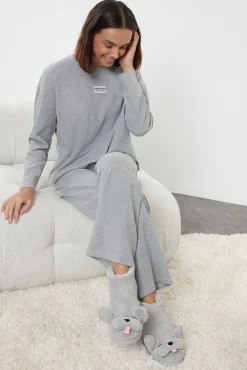 Conjunto de pijama de pelúcia cinza