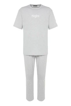 Conjunto de pijama estampado regular fit em cinza