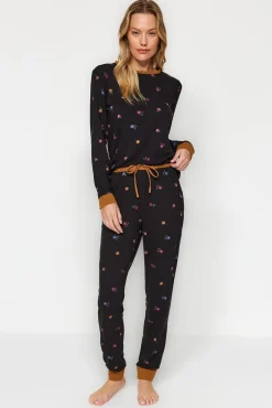 Conjunto de pijama jogger preto com estampado floral