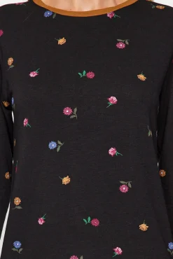 Conjunto de pijama jogger preto com estampado floral