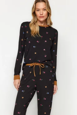 Conjunto de pijama jogger preto com estampado floral