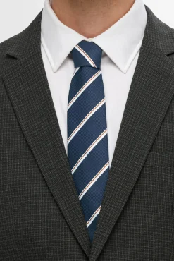 Corbata de rallas confeccionada con materiales reciclados.