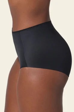 Cueca clássica com efeito invisível e forte compressão no abdômen