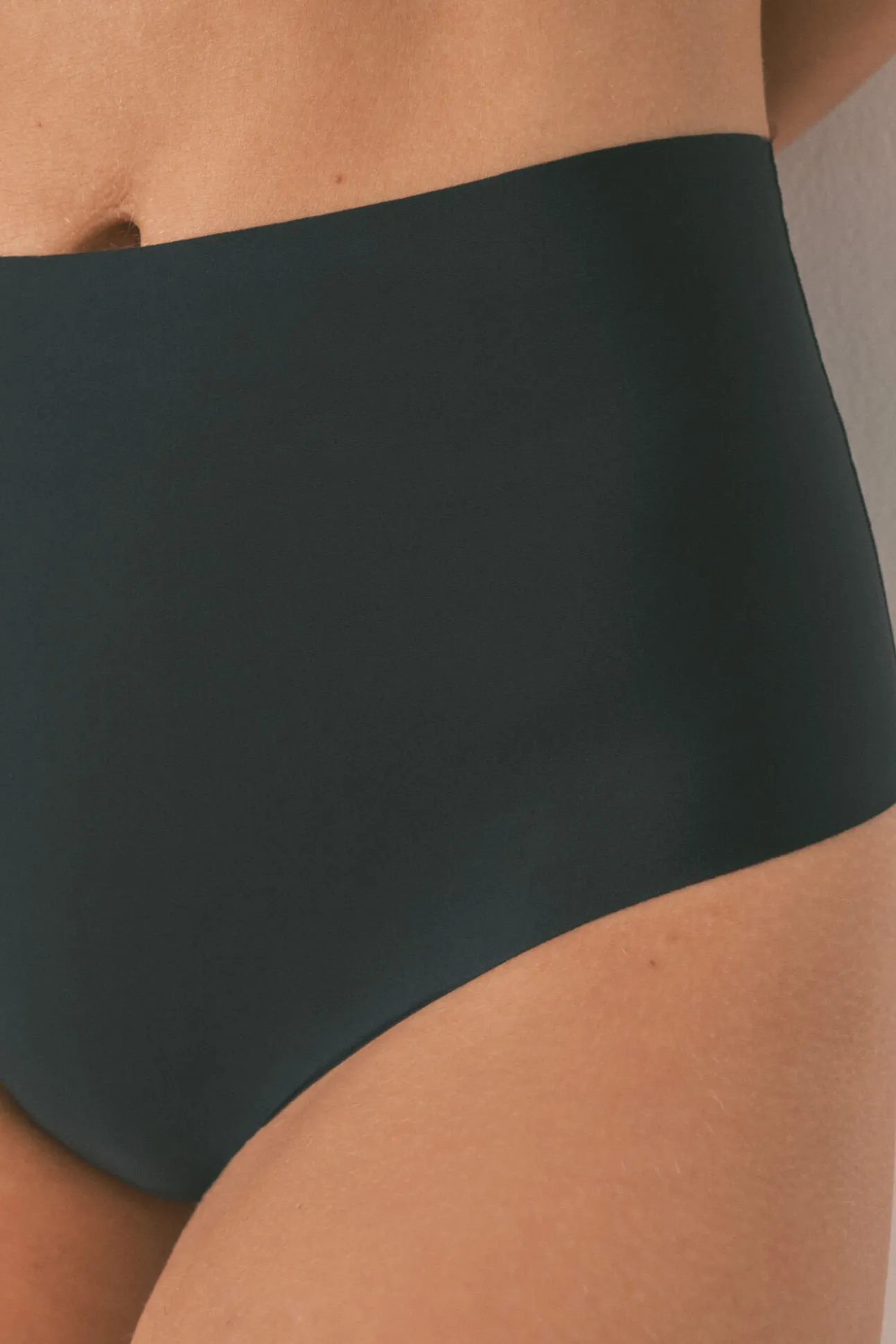Cueca preta de corte limpo e cintura alta