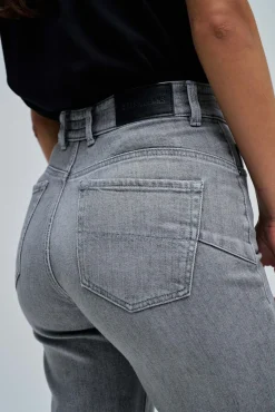 Fé empurra em jeans reto