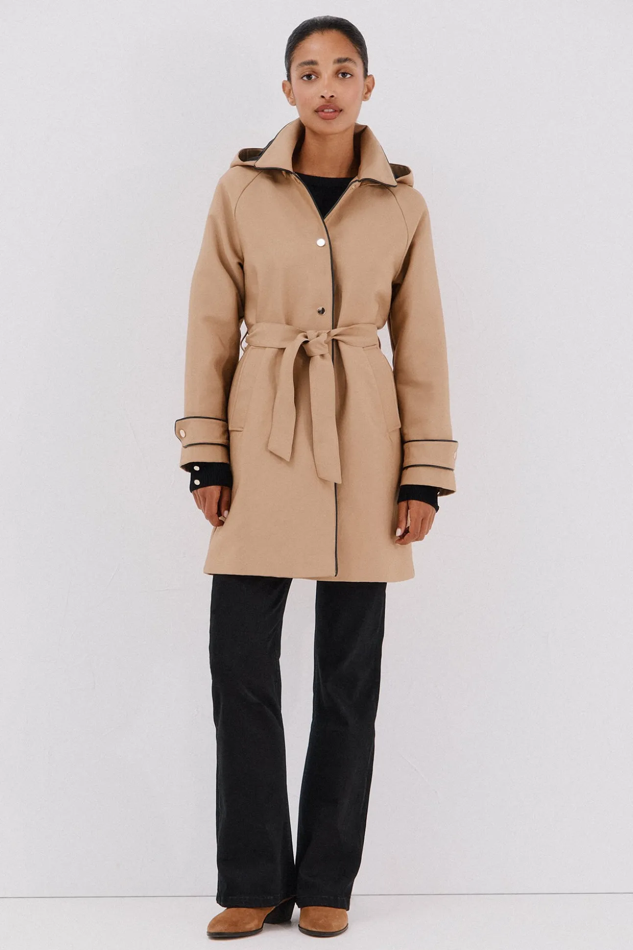 Gabardina acetinada capuz desmontável
