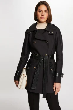 Gabardina com couro sintético