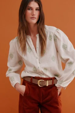 Graça. Blusa bordada