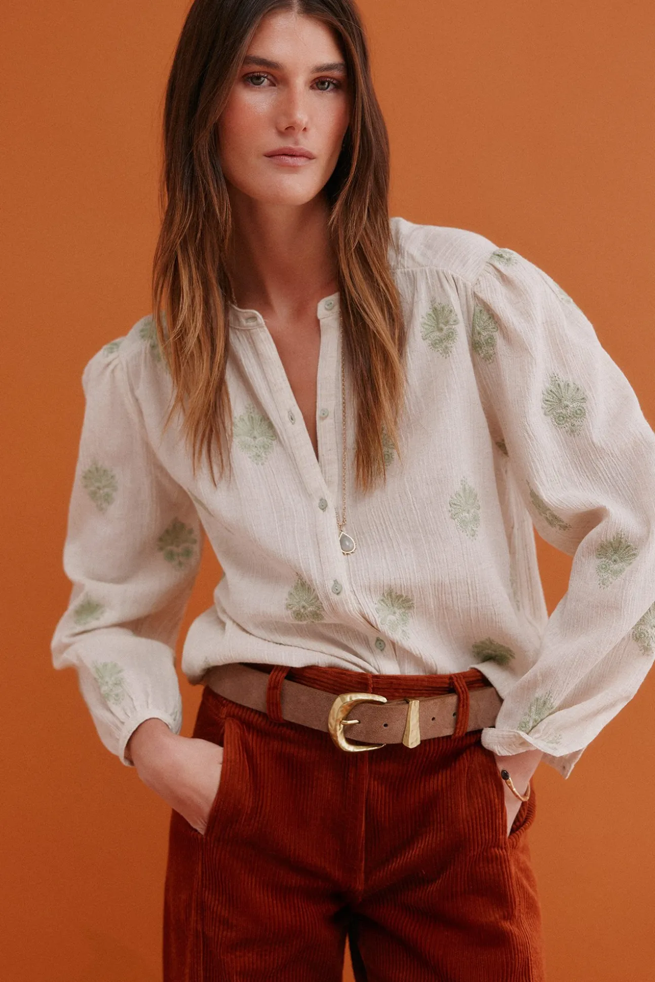 Graça. Blusa bordada