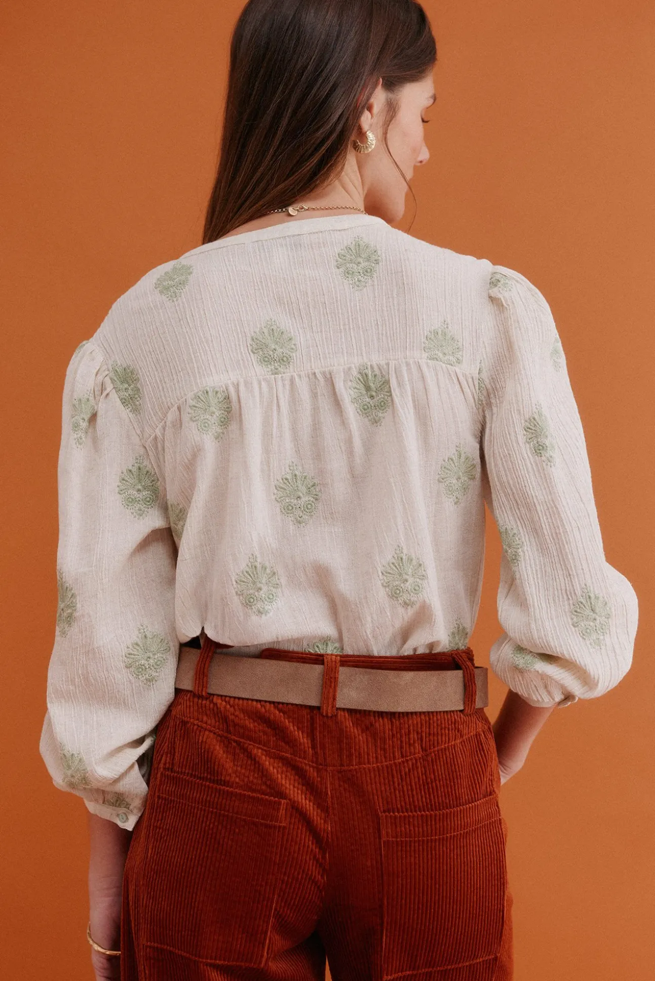 Graça. Blusa bordada