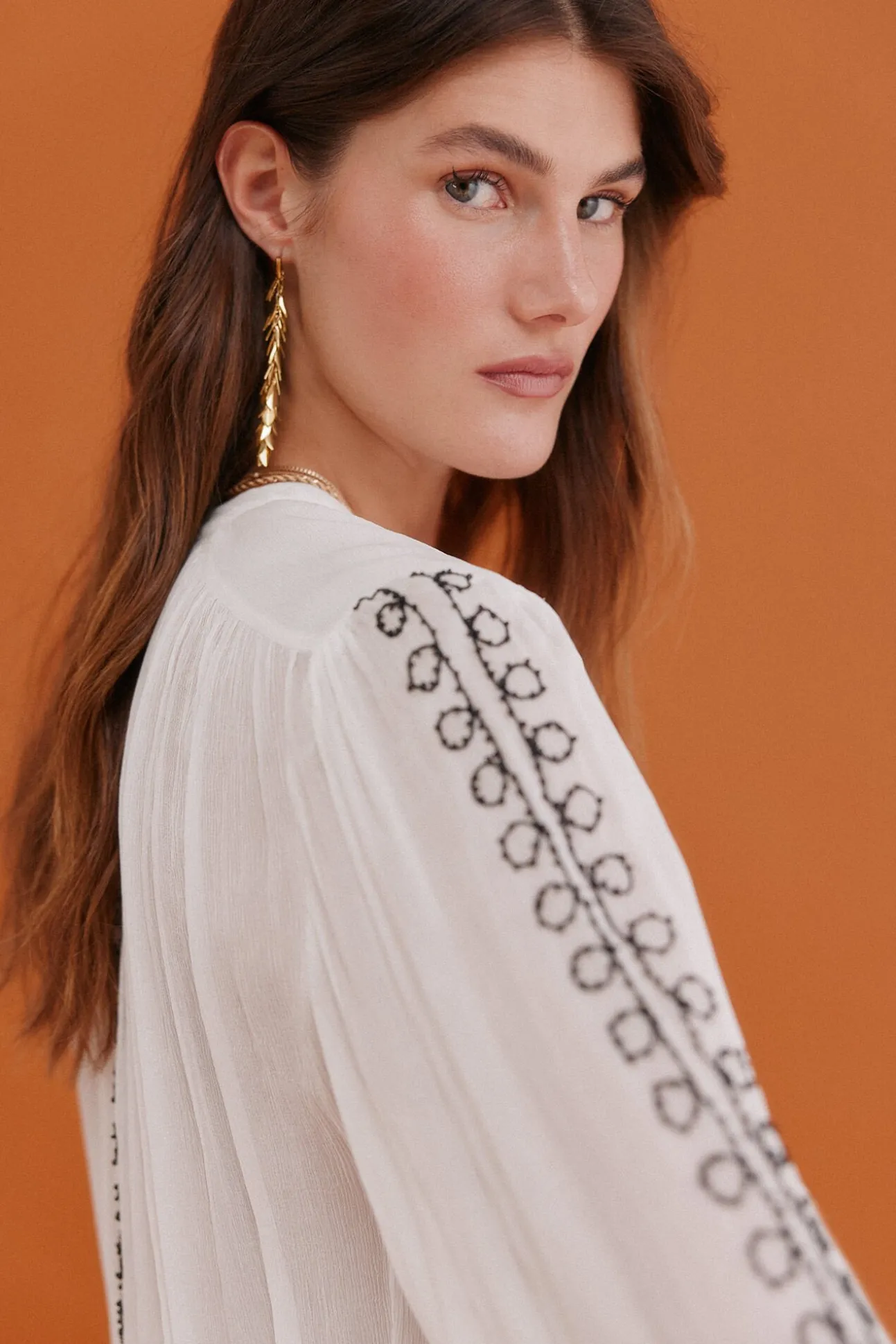 Graça. Blusa bordada