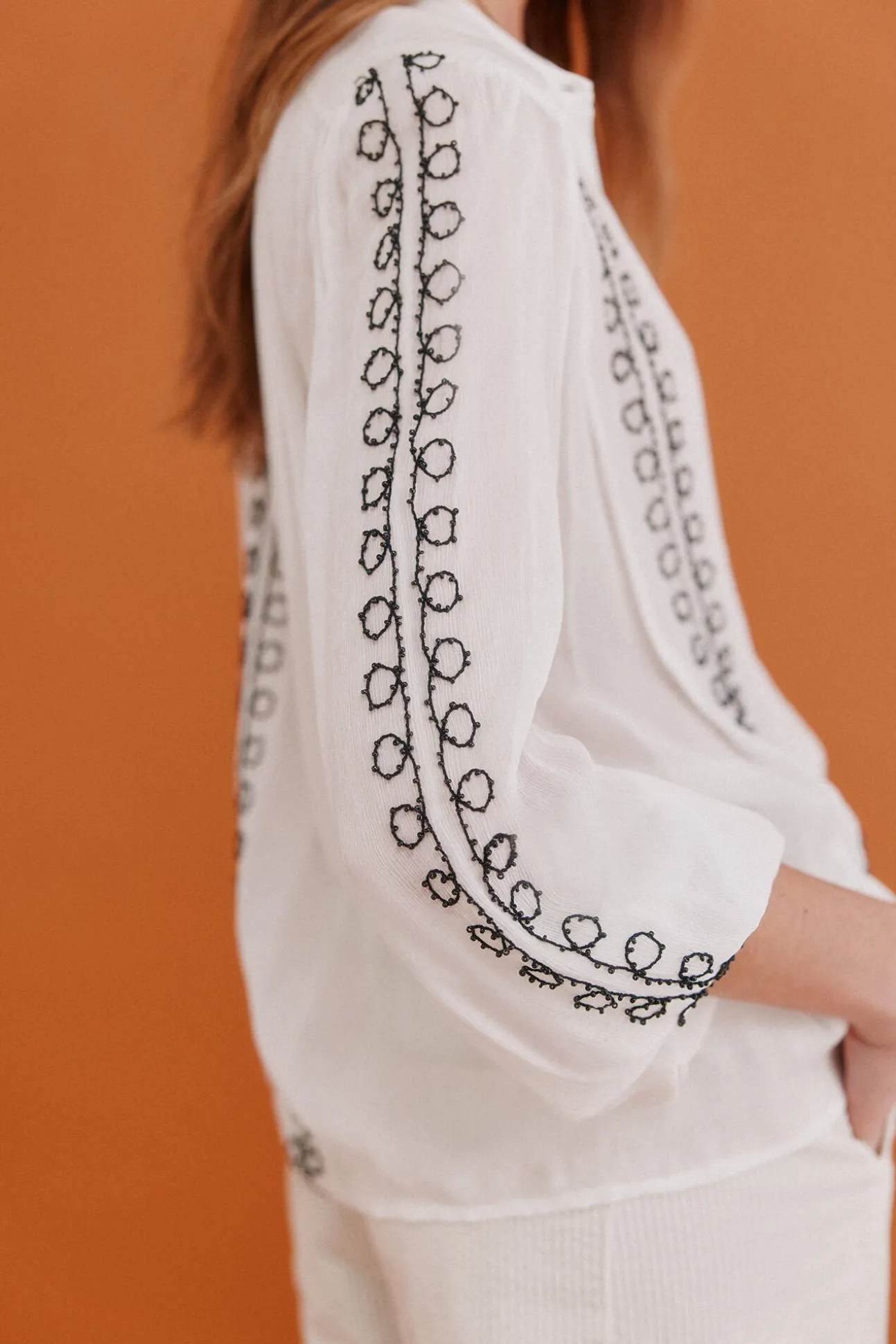 Graça. Blusa bordada