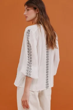 Graça. Blusa bordada