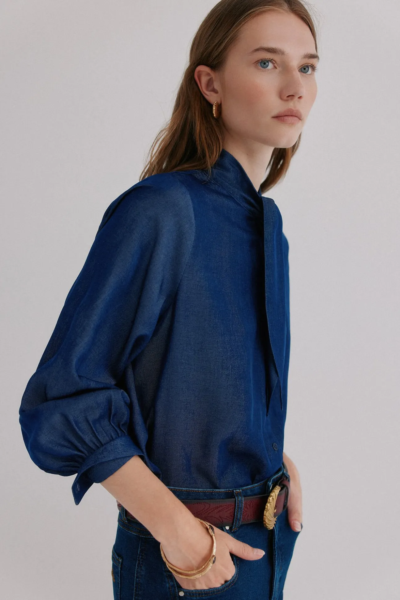 Graciela. Blusa com detalhe de nó