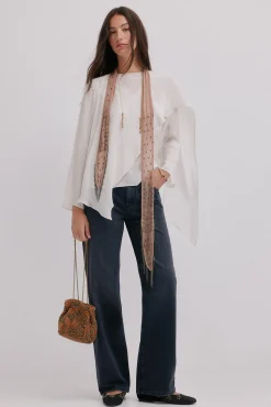 Guiado. Blusa com decote cruzado assimétrico