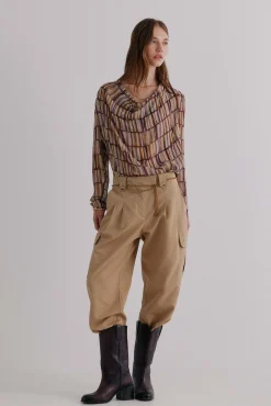 Guisselle. Blusa com decote cruzado assimétrico