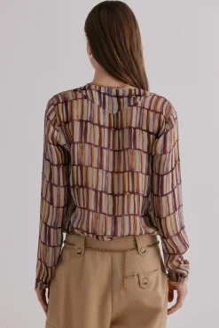 Guisselle. Blusa com decote cruzado assimétrico