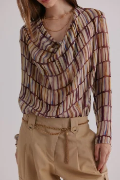 Guisselle. Blusa com decote cruzado assimétrico