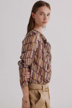 Guisselle. Blusa com decote cruzado assimétrico