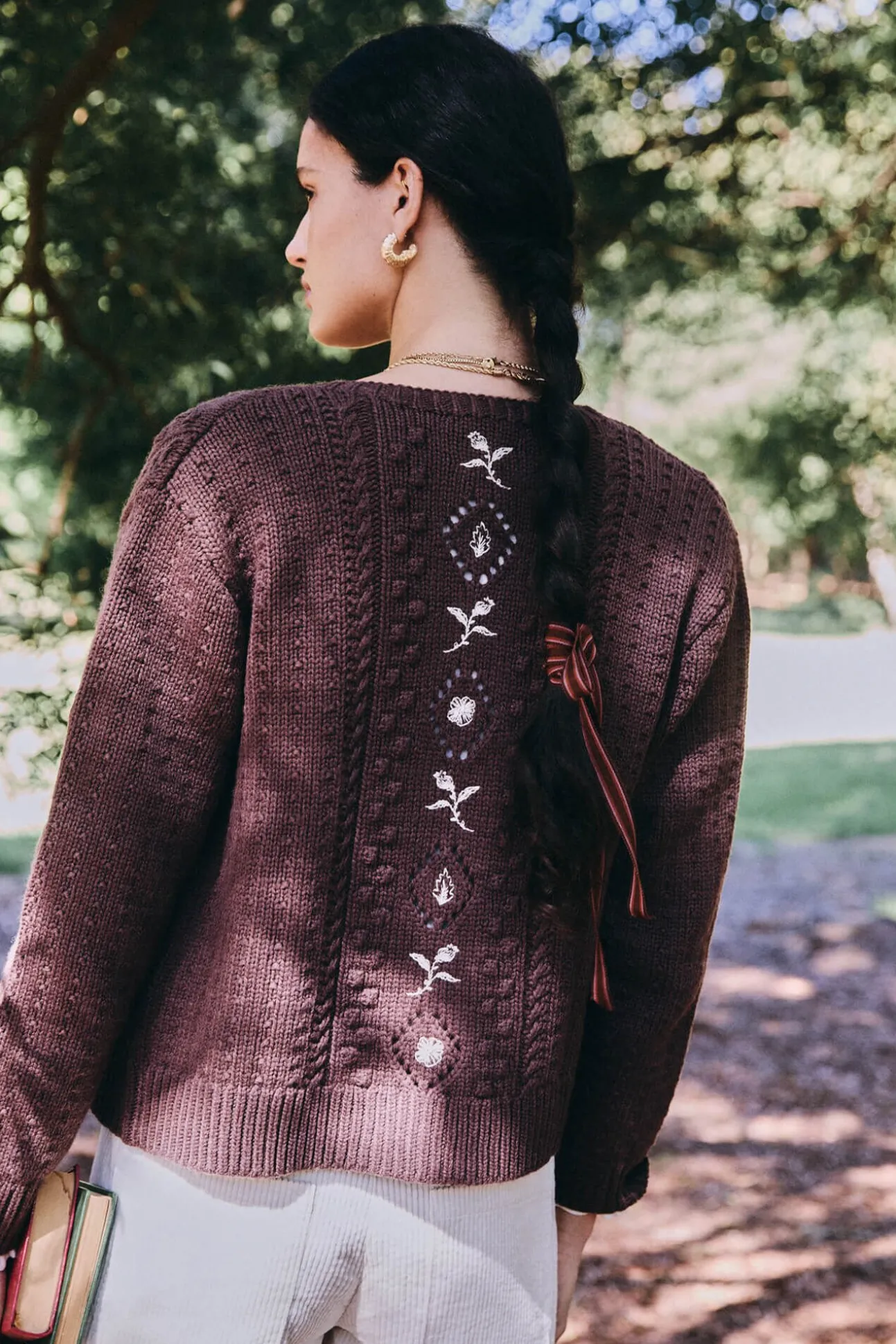 Ilena. Casaco de malha bordado