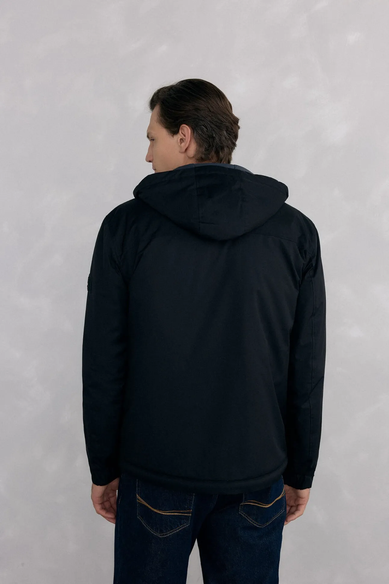 Jaqueta com fecho-éclair e capuz