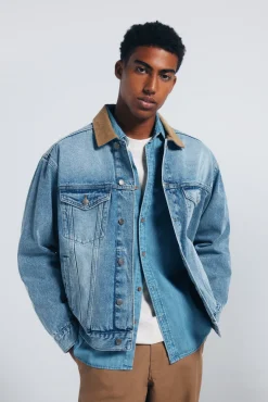 Jaqueta jeans oversized com gola contrastante