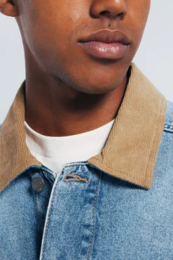 Jaqueta jeans oversized com gola contrastante