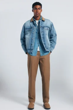 Jaqueta jeans oversized com gola contrastante