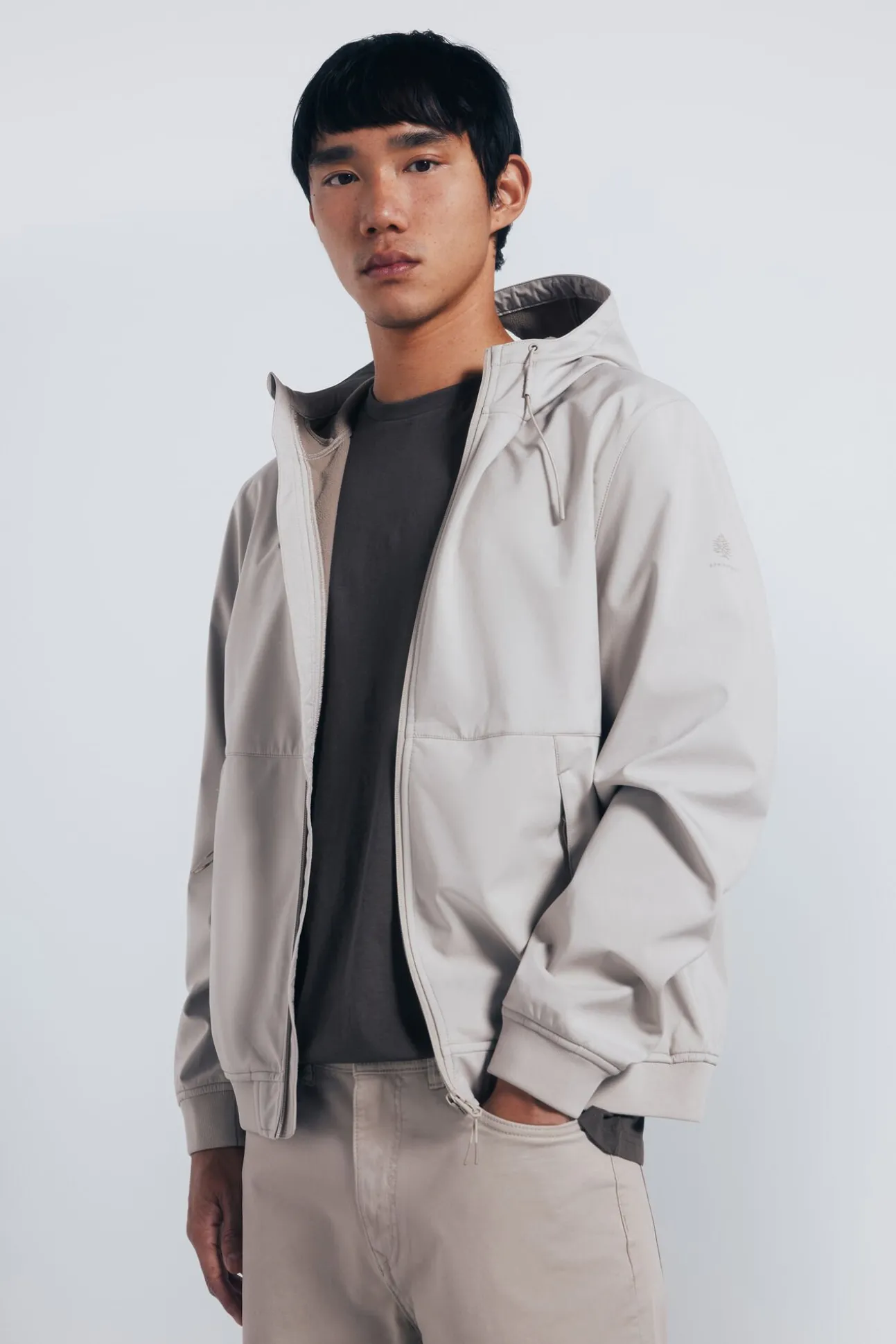 Jaqueta softshell com capuz