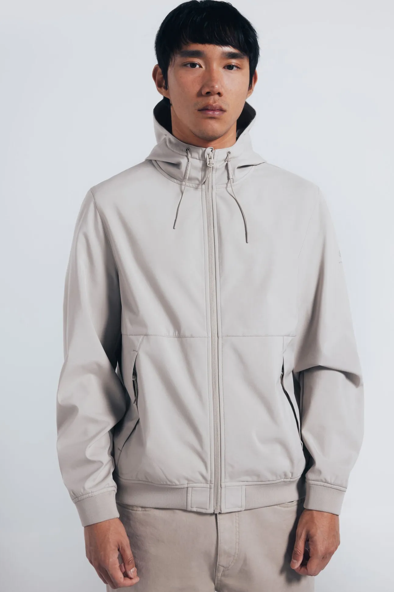 Jaqueta softshell com capuz