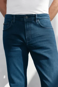 Jeans corte ajustado