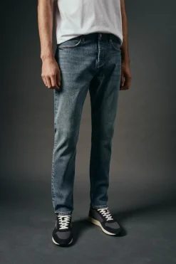 Jeans corte ajustado