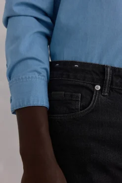 Jeans corte ajustado