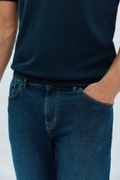 Jeans corte ajustado